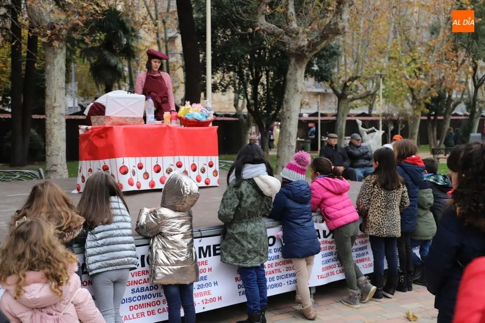 Foto 2 - Animado y delicioso taller de caramelos en el Mercado de Navidad de la Alamedilla  