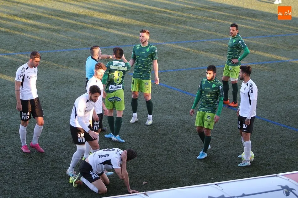 Adrián Cruz vio su quinta tarjeta amarilla del curso ante el Burgos / Kiko Robles