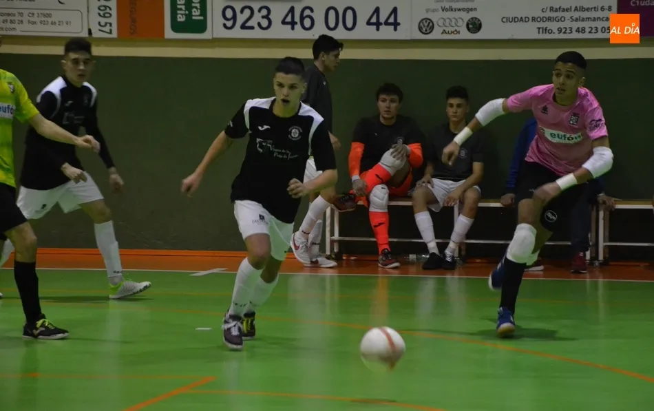 Foto 9 - El III Juvenil corta ante el Cu&eacute;llar su racha de derrotas gracias a una gran segunda parte  
