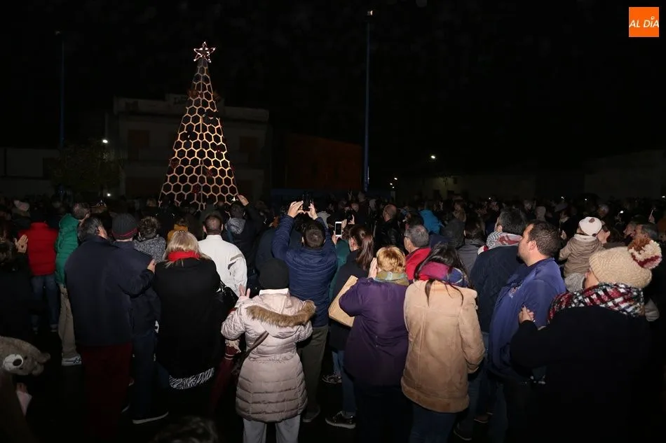 Asistentes fotografían el árbol instantes después del encendido | Víctor Sánchez