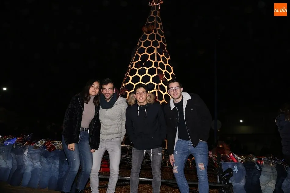 Foto 11 - Villoruela teje un &aacute;rbol de Navidad vaquero y solidario