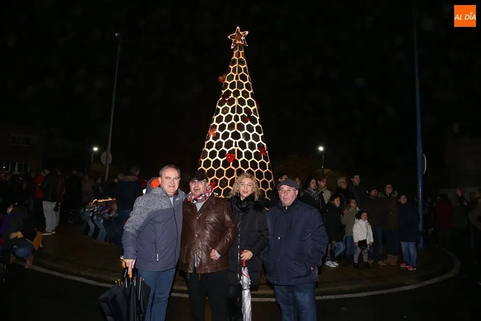 Foto 10 - Villoruela teje un &aacute;rbol de Navidad vaquero y solidario