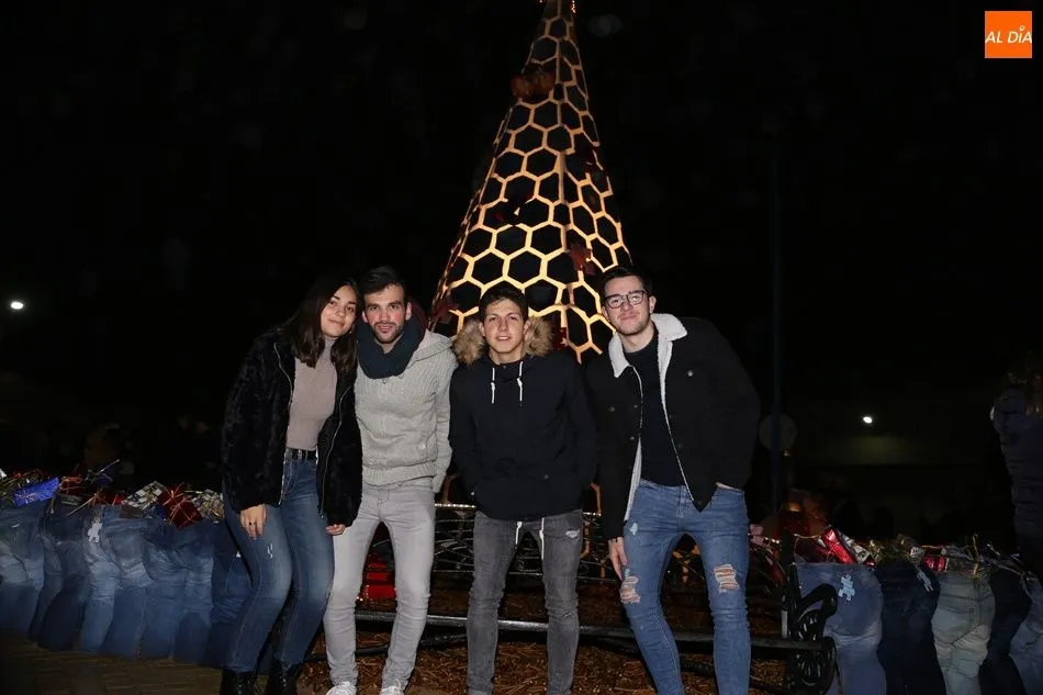Foto 8 - Villoruela teje un &aacute;rbol de Navidad vaquero y solidario
