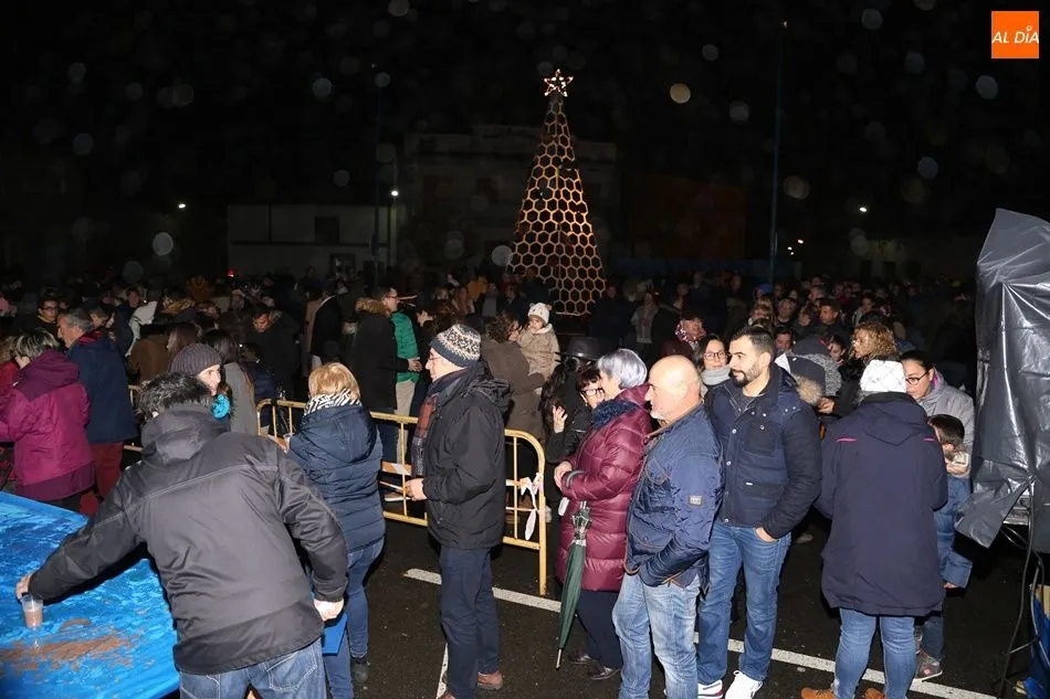 Foto 7 - Villoruela teje un &aacute;rbol de Navidad vaquero y solidario