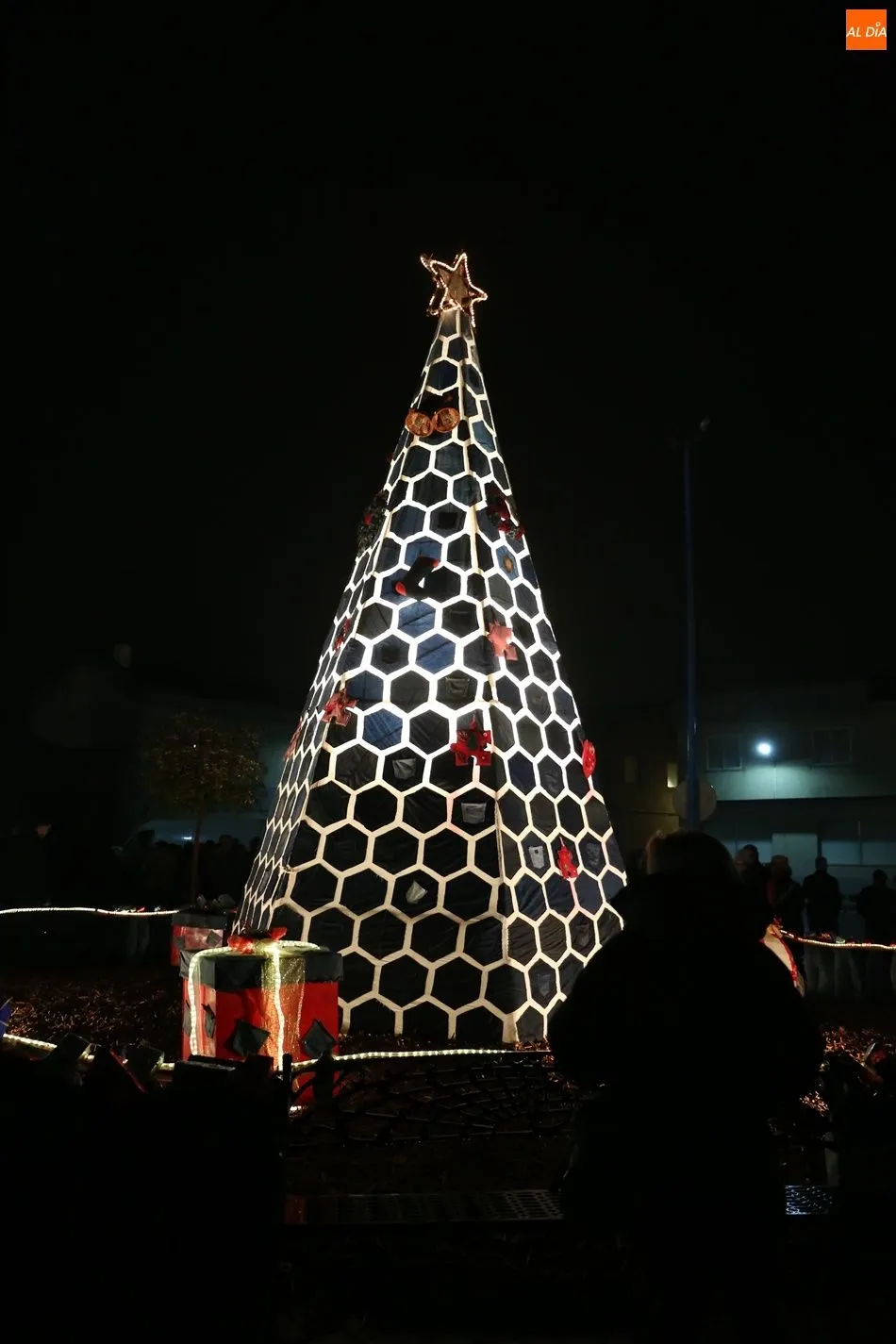 Foto 6 - Villoruela teje un &aacute;rbol de Navidad vaquero y solidario
