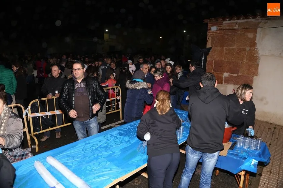 Foto 5 - Villoruela teje un &aacute;rbol de Navidad vaquero y solidario