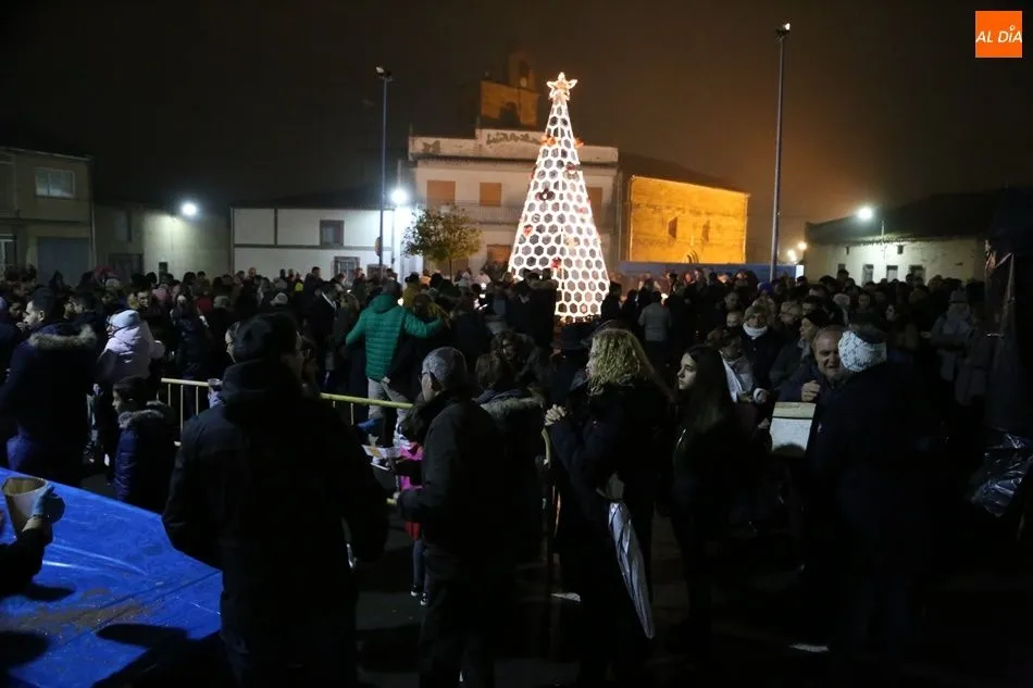 Foto 4 - Villoruela teje un &aacute;rbol de Navidad vaquero y solidario
