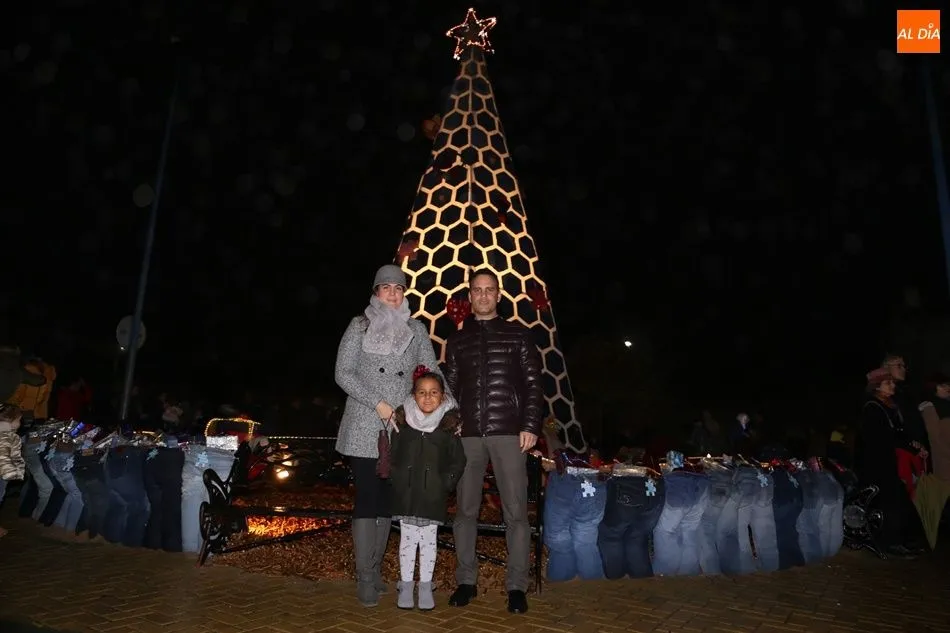 Foto 3 - Villoruela teje un &aacute;rbol de Navidad vaquero y solidario