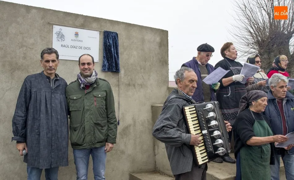 El alcalde de La ZArza, Javier Recio, y el músico Raúl Díaz de Dios / MANUEL LAMAS