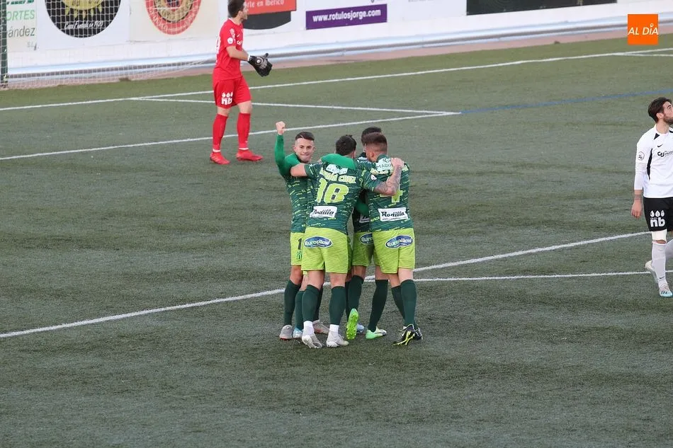Los jugadores del Guijuelo celebran un gol ante el Burgos / Kiko Robles