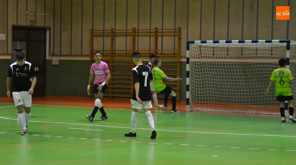 Foto 5 - El III Juvenil corta ante el Cu&eacute;llar su racha de derrotas gracias a una gran segunda parte  