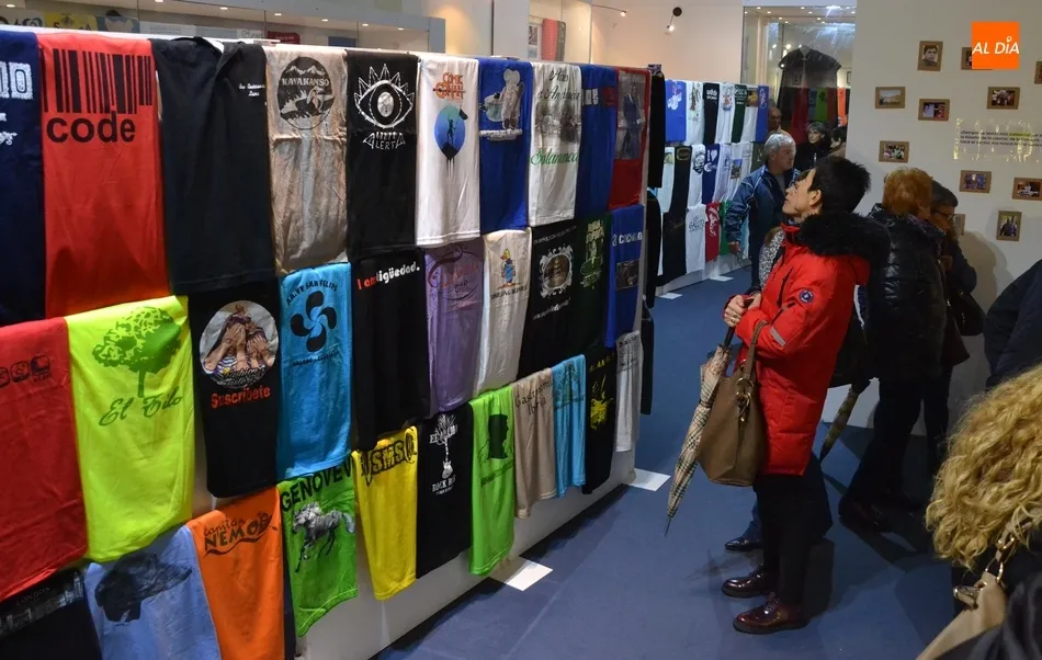 Inaugurada la exposición con las camisetas televisivas, y mucho más, de José Pinto  