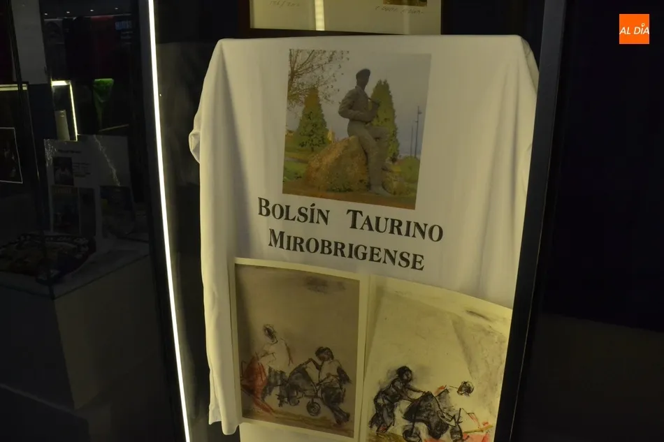 Foto 5 - Inaugurada la exposici&oacute;n con las camisetas televisivas, y mucho m&aacute;s, de Jos&eacute; Pinto  