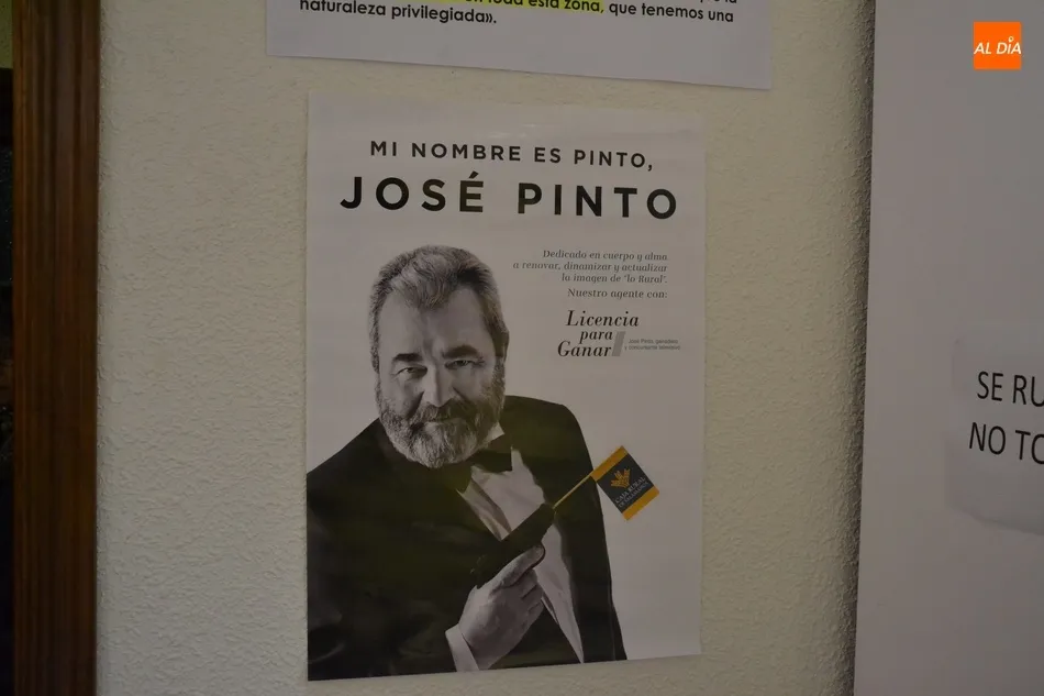 Foto 4 - Inaugurada la exposici&oacute;n con las camisetas televisivas, y mucho m&aacute;s, de Jos&eacute; Pinto  