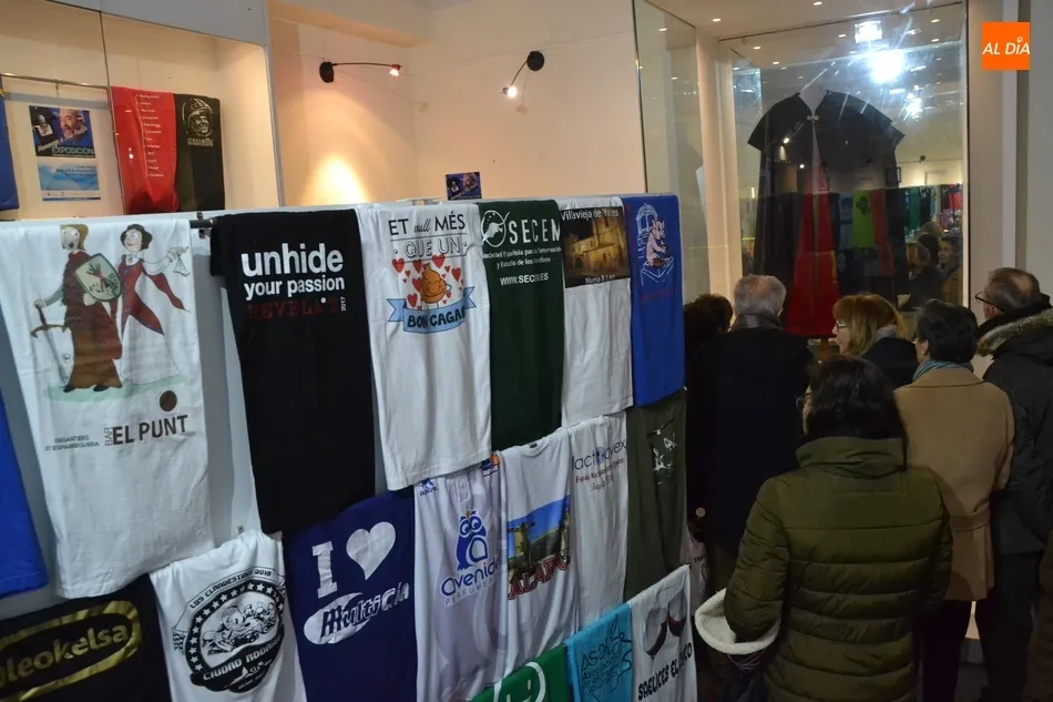 Foto 7 - Inaugurada la exposici&oacute;n con las camisetas televisivas, y mucho m&aacute;s, de Jos&eacute; Pinto  