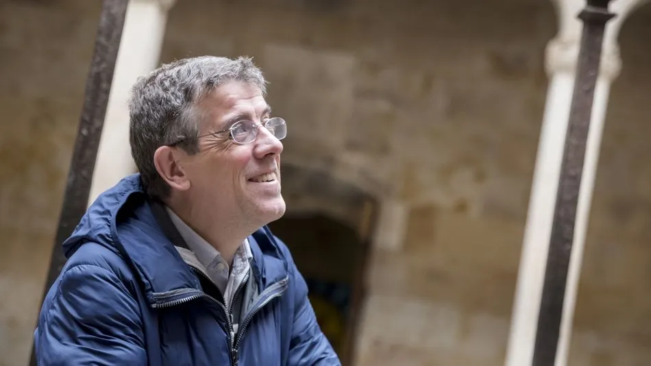 Jero Hernández posa para la entrevista en el patio de la Casa de las Conchas. Foto: Carmen Borrego