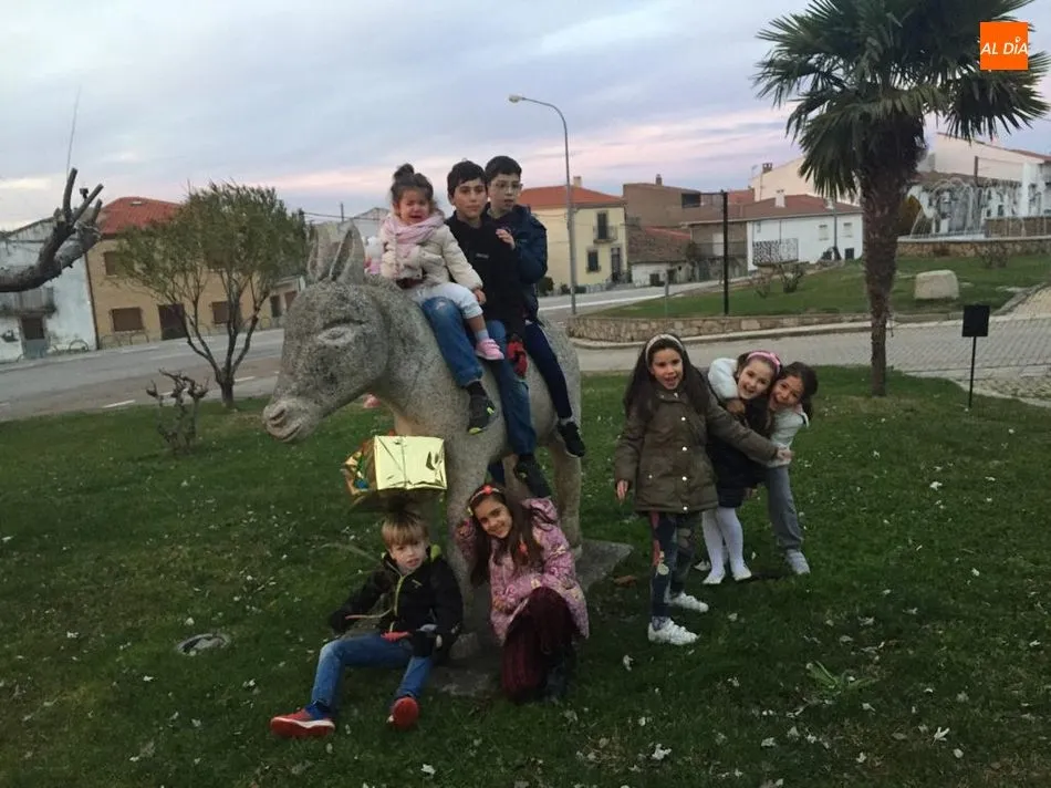 Foto 8 - Los ni&ntilde;os de Villarino visten de Navidad el parque de la residencia
