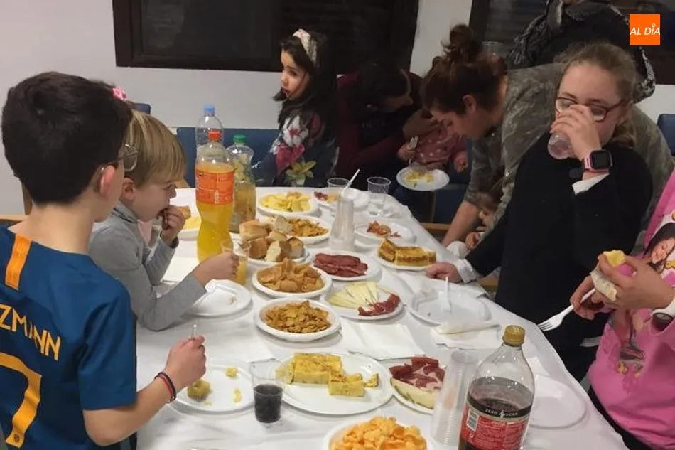Foto 7 - Los ni&ntilde;os de Villarino visten de Navidad el parque de la residencia