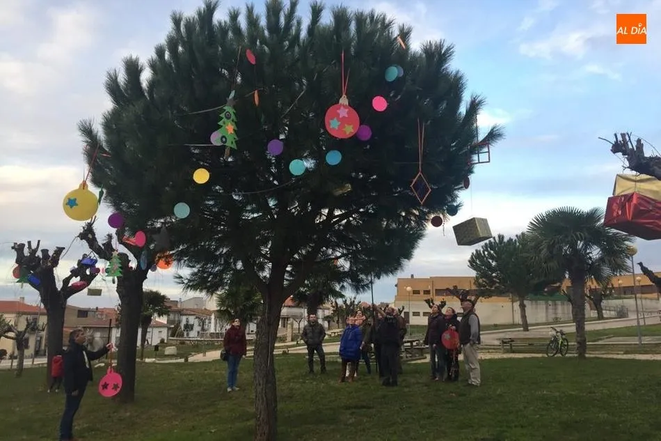 Foto 6 - Los ni&ntilde;os de Villarino visten de Navidad el parque de la residencia