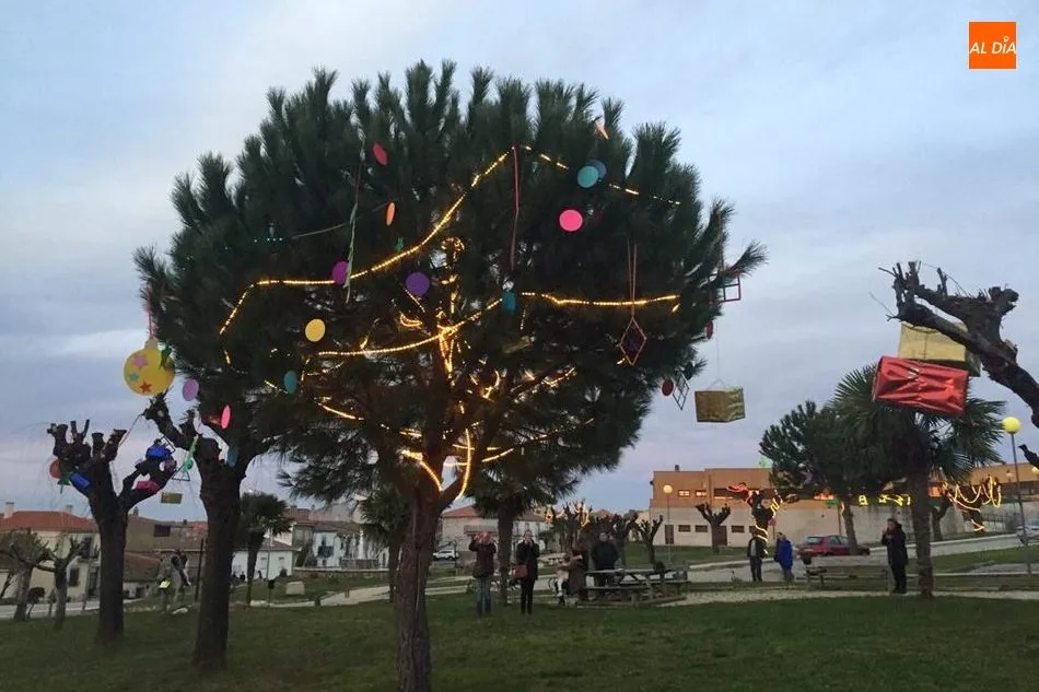 Foto 5 - Los ni&ntilde;os de Villarino visten de Navidad el parque de la residencia