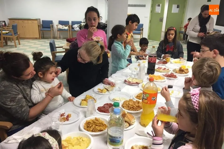 Foto 3 - Los ni&ntilde;os de Villarino visten de Navidad el parque de la residencia