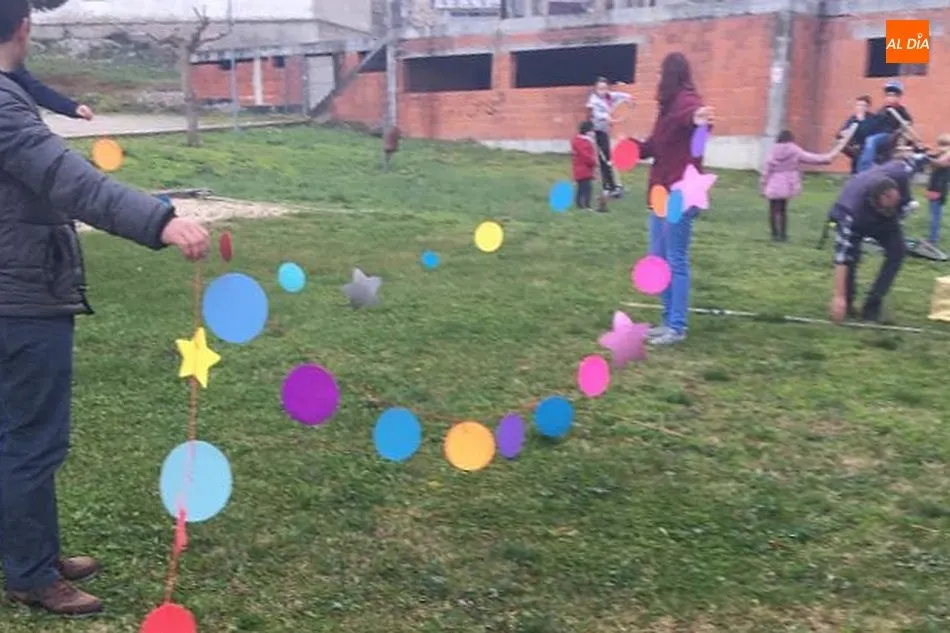 Foto 2 - Los ni&ntilde;os de Villarino visten de Navidad el parque de la residencia