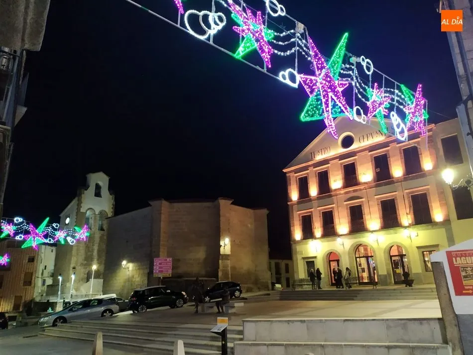 Foto 2 - Ambiente navide&ntilde;o en B&eacute;jar con la iluminaci&oacute;n de las calles y la Ruta de los Belenes