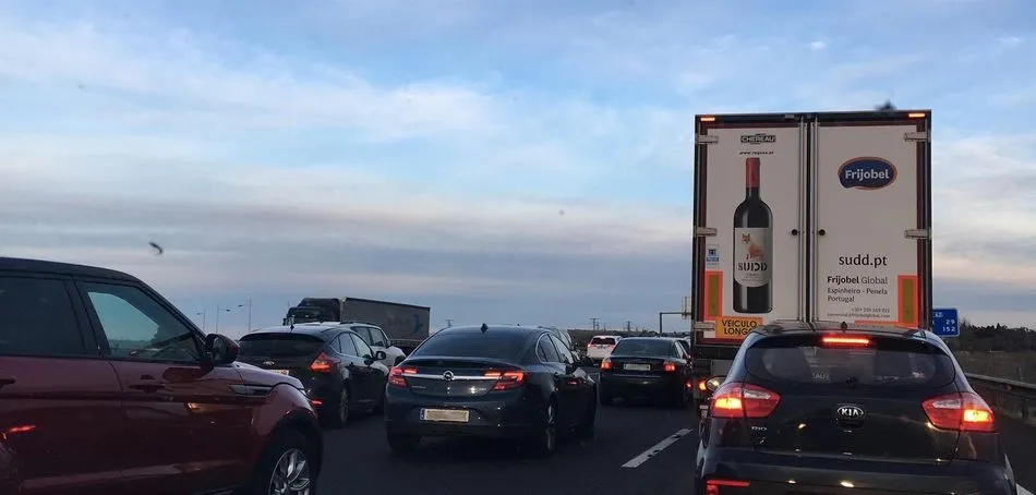 La circulación se vio dificultada durante algo más de una hora en ambas autovías