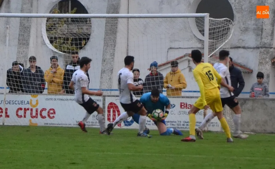 Foto 2 - La falta de punter&iacute;a en el rush final impide al Ciudad Rodrigo iniciar con victoria su nueva etapa ...