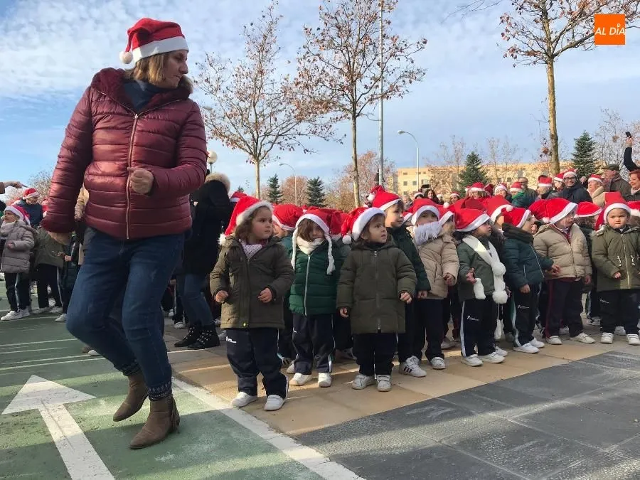 Foto 6 - Divertido baile de la comunidad educativa del colegio Santa Teresa de Jes&uacute;s&nbsp;