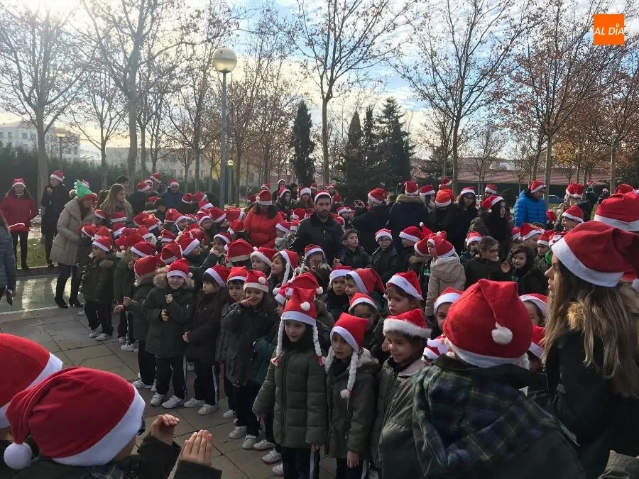 Foto 5 - Divertido baile de la comunidad educativa del colegio Santa Teresa de Jes&uacute;s&nbsp;