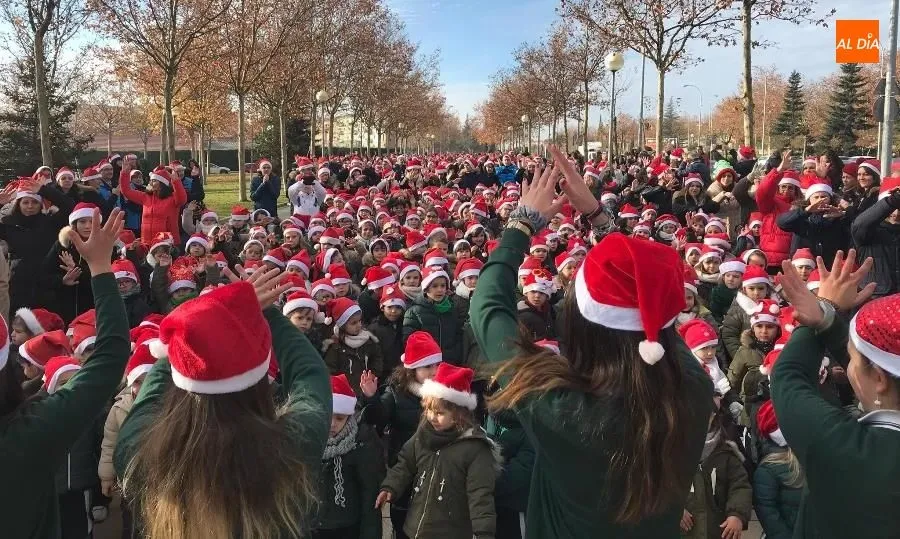 Foto 4 - Divertido baile de la comunidad educativa del colegio Santa Teresa de Jes&uacute;s&nbsp;