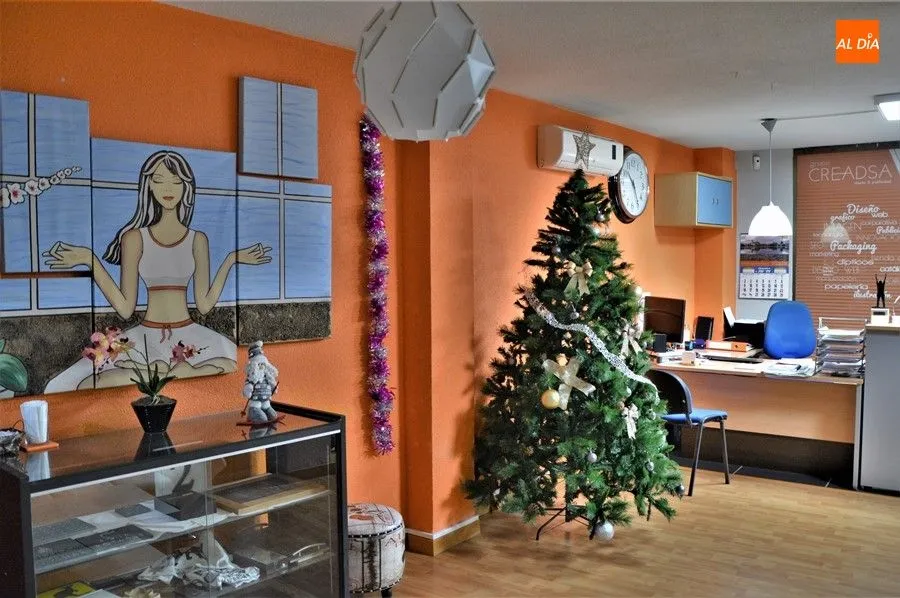 Foto 5 - Ambiente navide&ntilde;o en la sede de SALAMANCA AL D&Iacute;A y de Creadsa