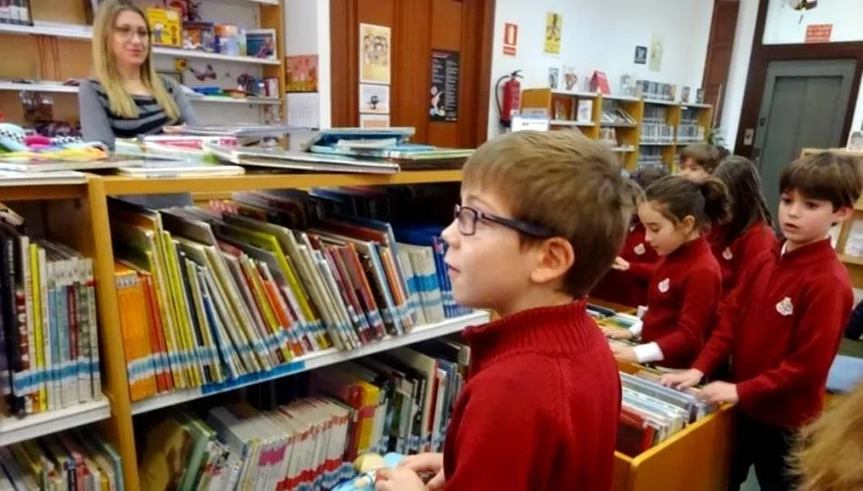 Escolares de Salamanca visitando una bibilioteca municipal