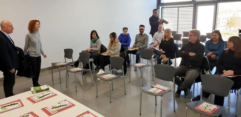 La primer teniente de alcalde, Ana Suárez, y el concejal de Promoción Económica, Juan José Sánchez, han dado la bienvenida a los participantes en el Centro Municipal Integrado de Vistahermosa,