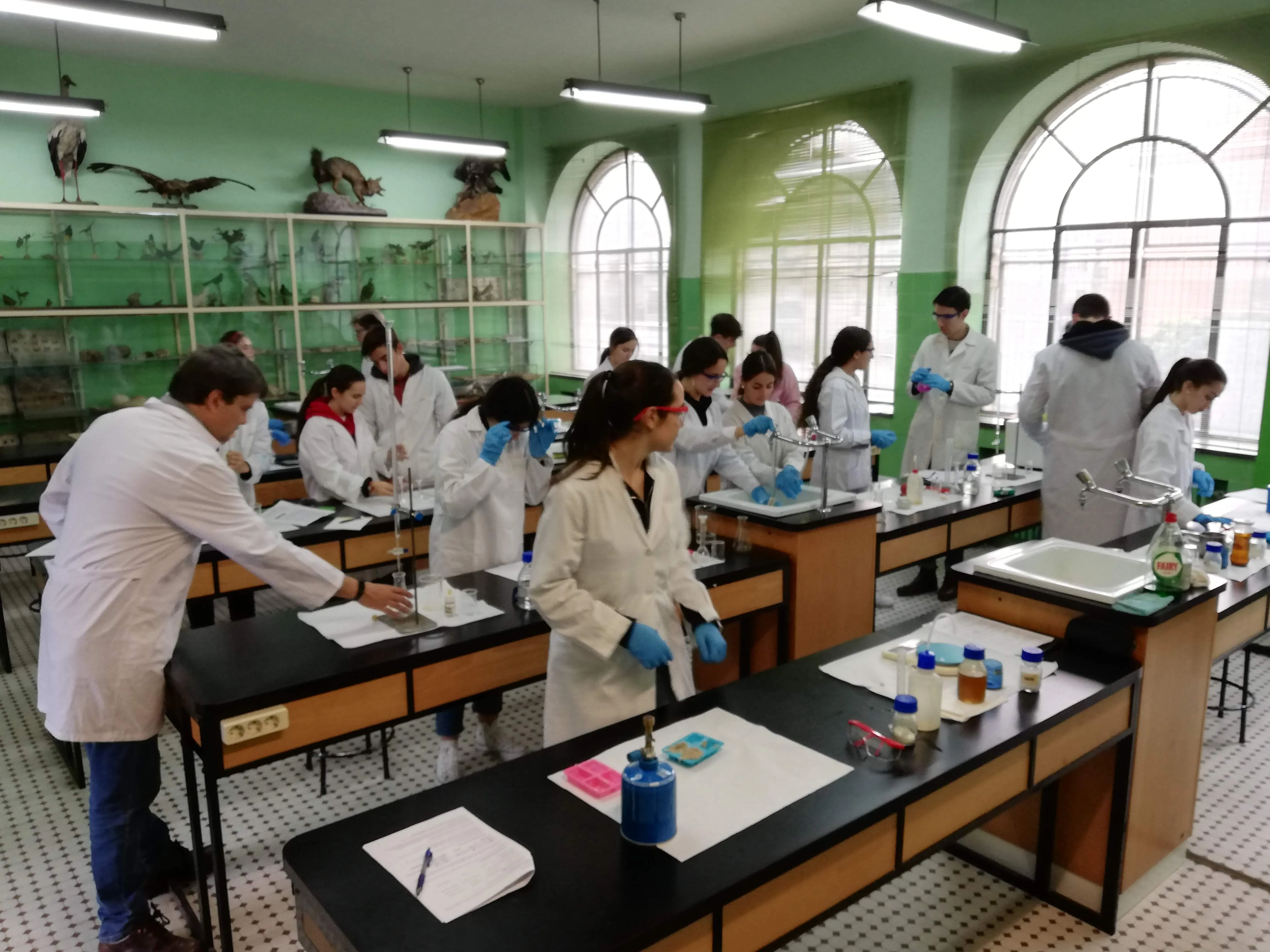 Los alumnos del Colegio Calasanz utilizan los laboratorios en la asignatura de química
