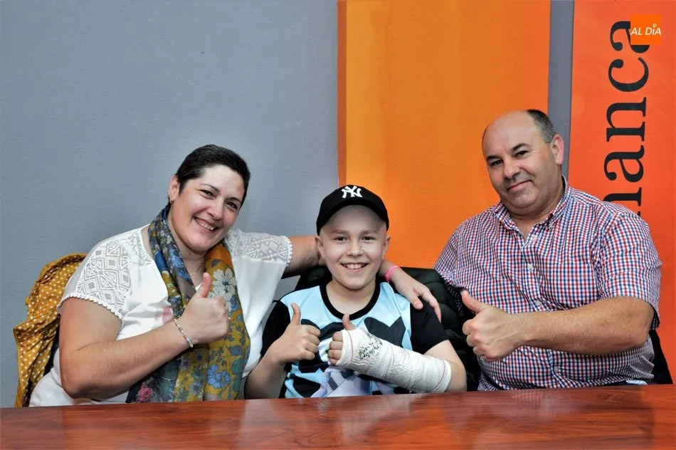 Eduardo junto a sus padres Carlos y Belén en las instalaciones de SALAMANCA AL DÍA | FOTOS: A. Merino