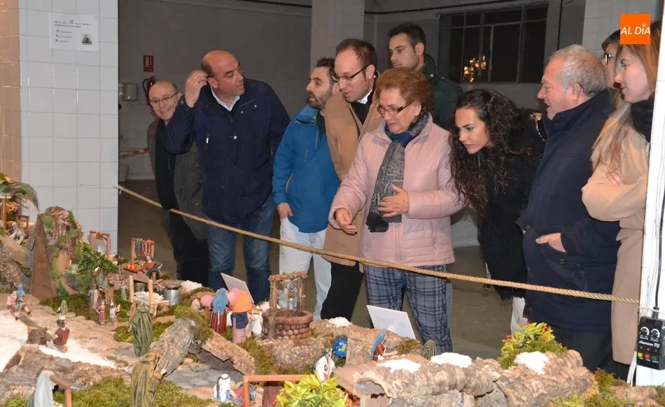 Parte de la Corporación visita el belén de Paté La Charra  