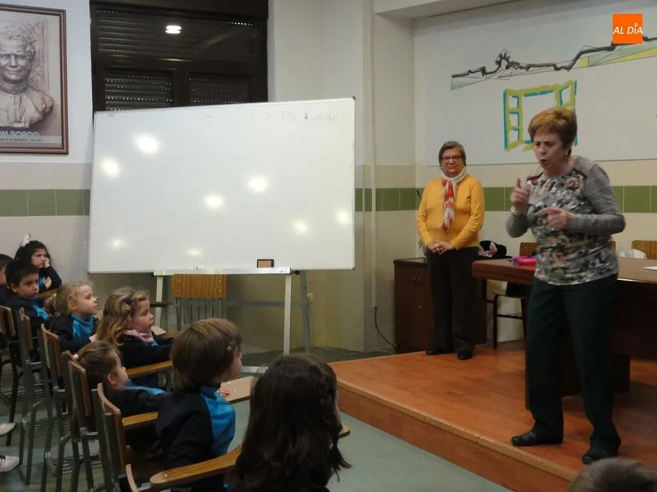 Foto 5 - Los alumnos del colegio San Juan Bosco se acercan a sus mayores