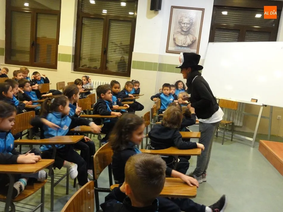 Foto 4 - Los alumnos del colegio San Juan Bosco se acercan a sus mayores