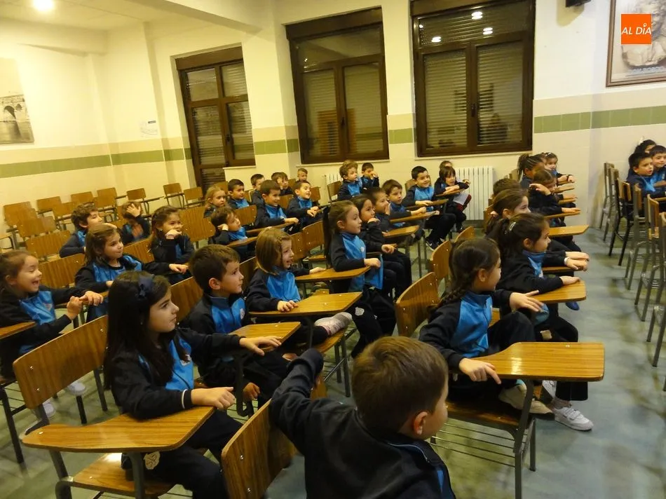 Foto 3 - Los alumnos del colegio San Juan Bosco se acercan a sus mayores