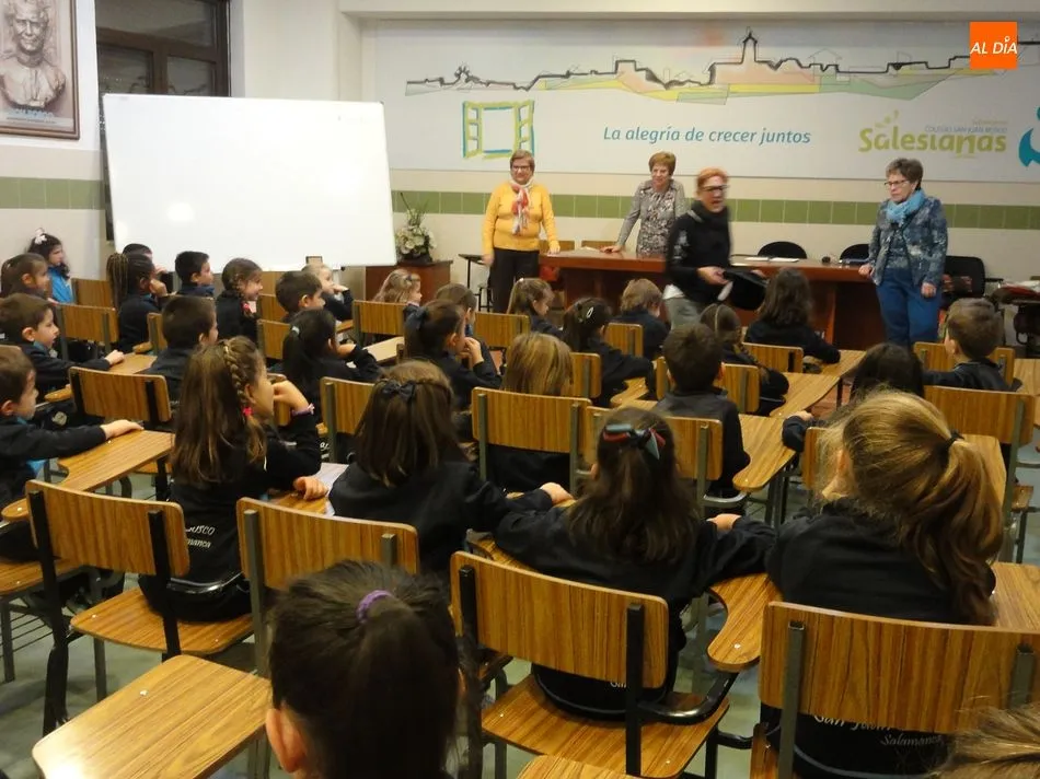 Foto 2 - Los alumnos del colegio San Juan Bosco se acercan a sus mayores