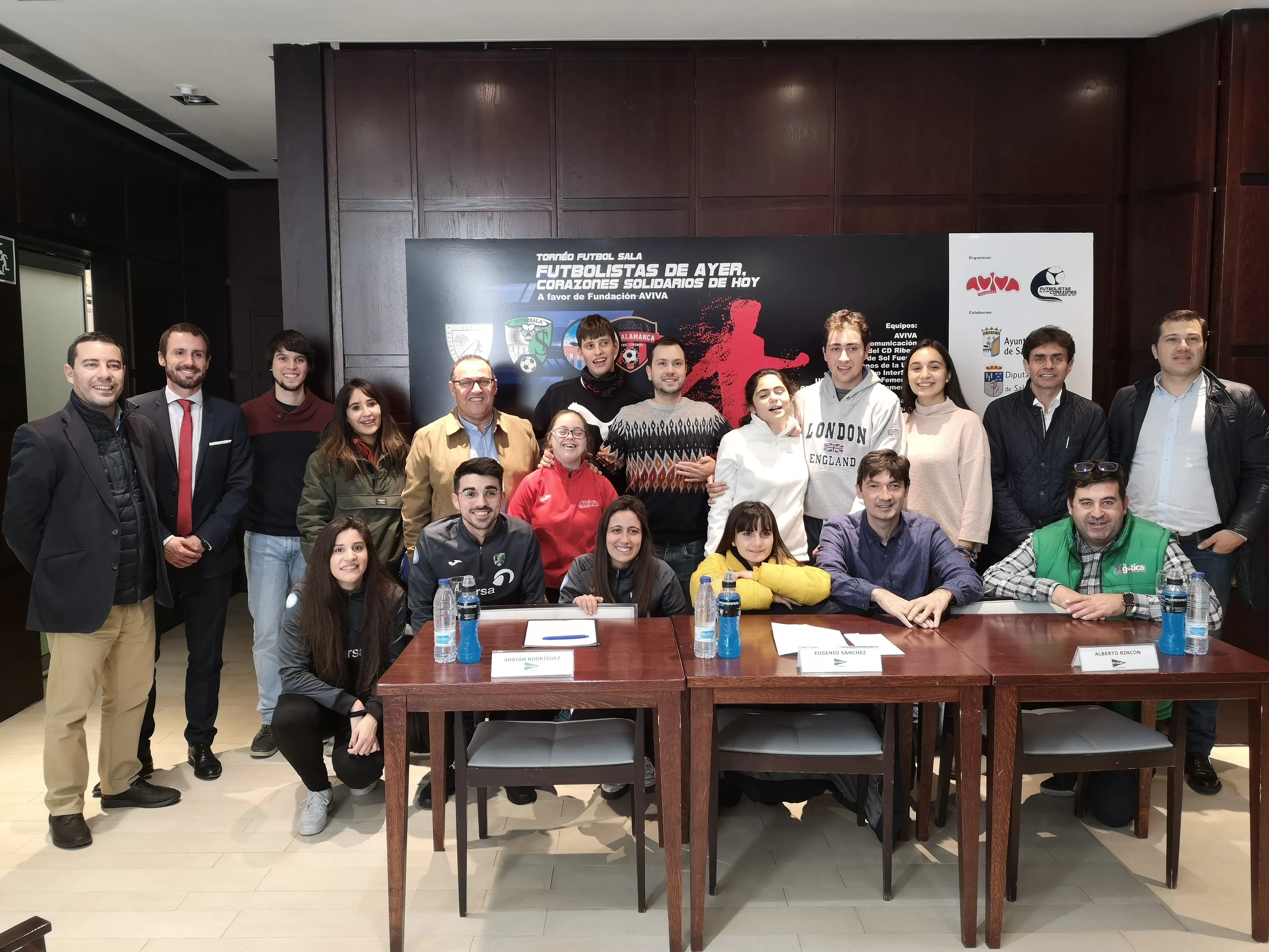 Foto de presentación del torneo de AVIVA