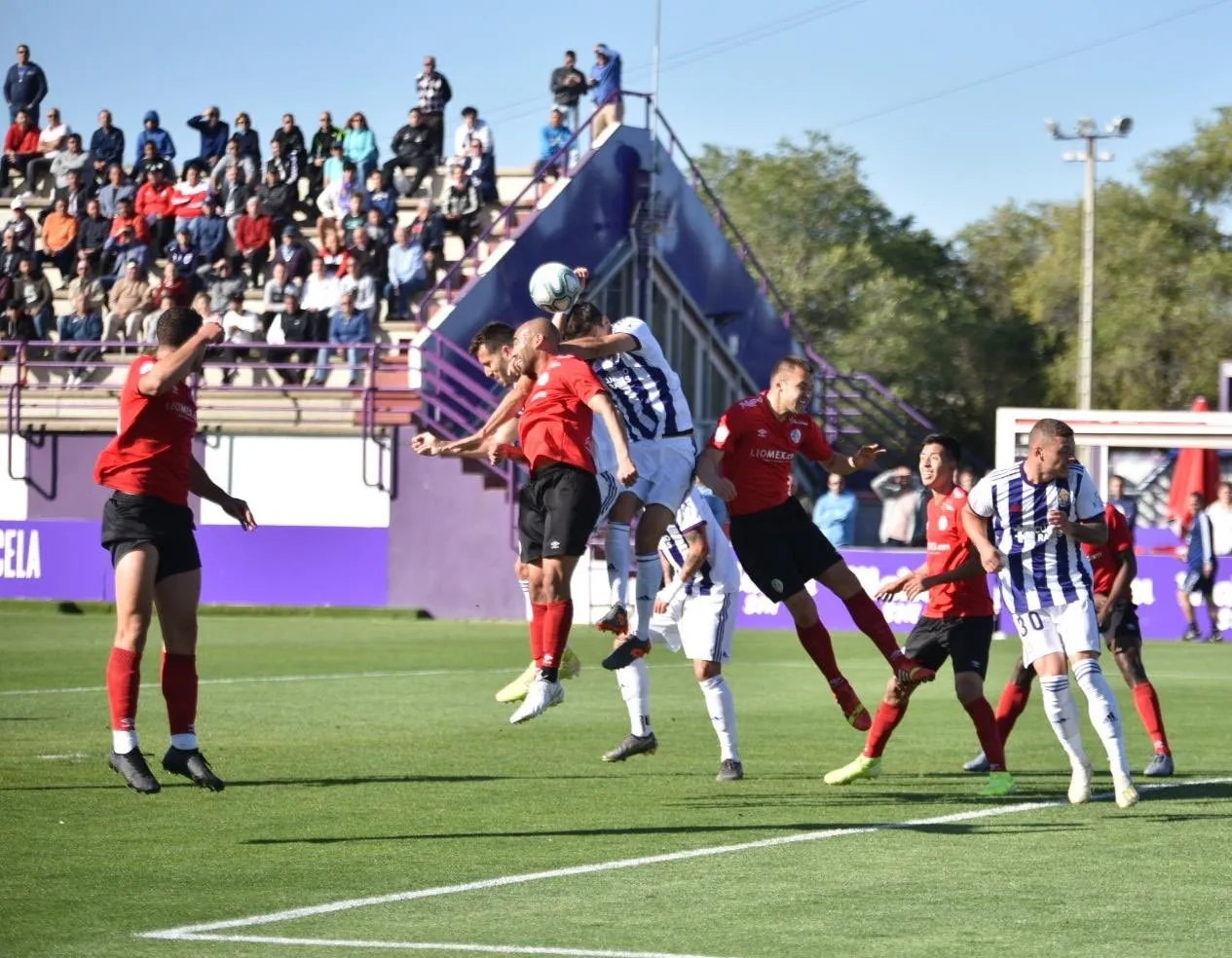 Una disputa aérea en el amistoso celebrado en octubre