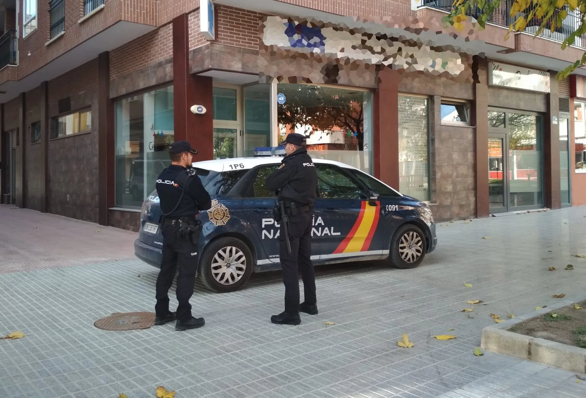 Policía Nacional detiene a la dueña de un perro que abandonó en su anterior domicilio durante más de 15 días