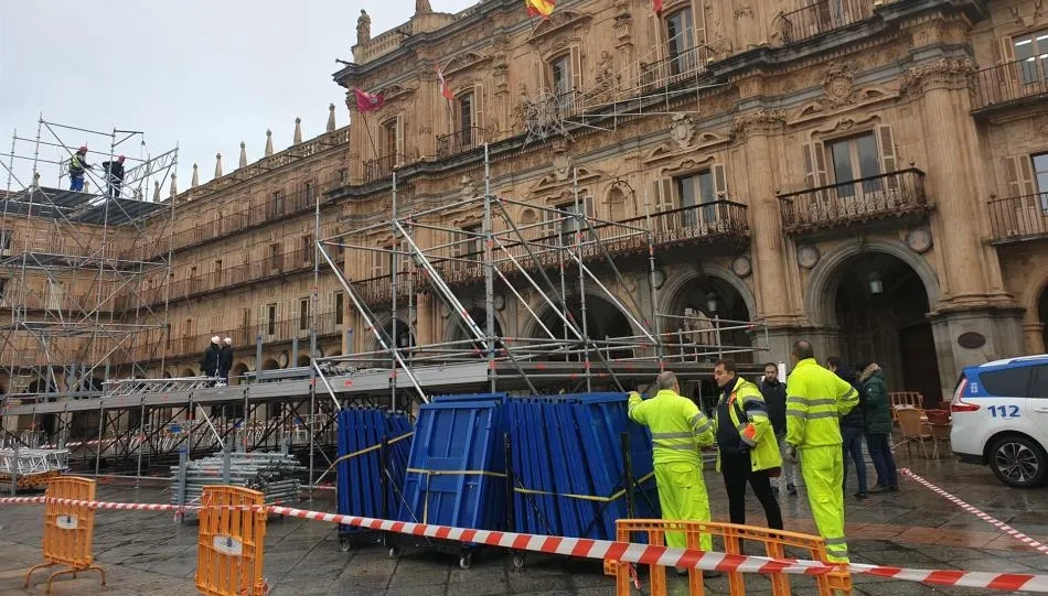 Montaje del escenario para el Fin de Año Universitario en la Plaza Mayor de Salamanca. Foto EP