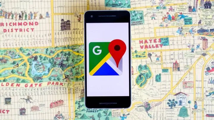 Un móvil con la app de Google Maps