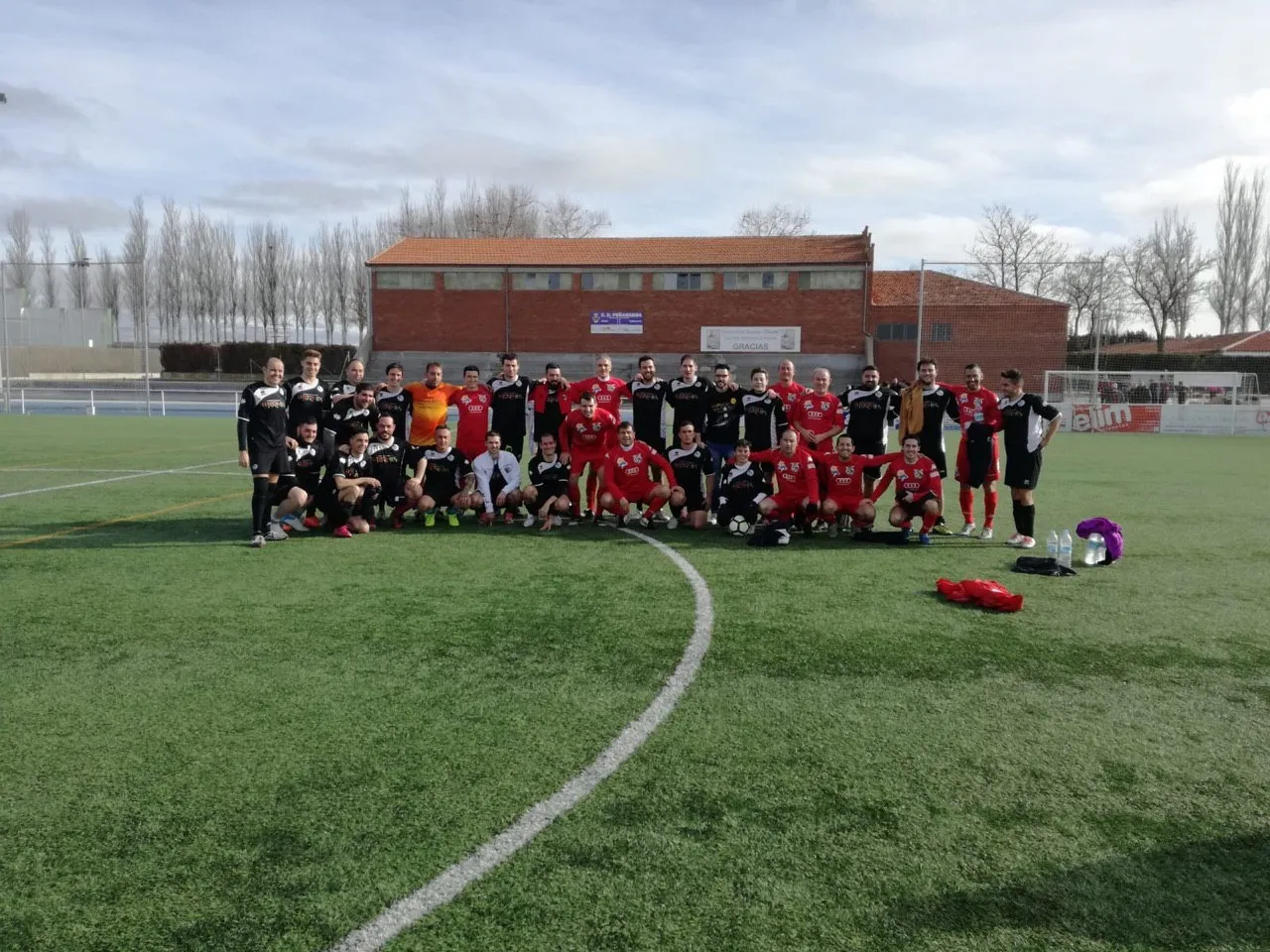 Foto 3 - La pe&ntilde;a Bracamonte UDS organiza un partido solidario contra los veteranos de la UDS el 21 de...