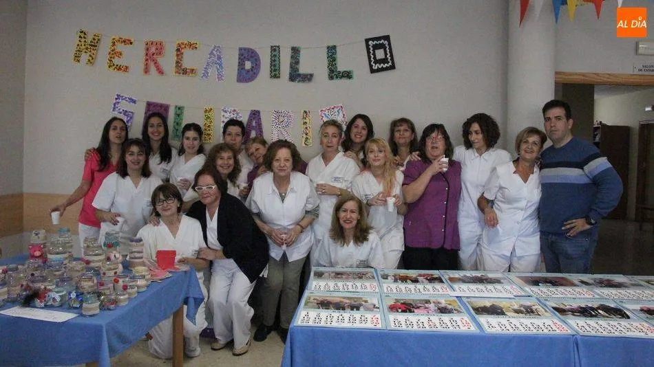 Los empleados de la residencia municipal de mayores han preparado este mercadillo solidario con una gran ilusión / MARIBEL SÁNCHEZ