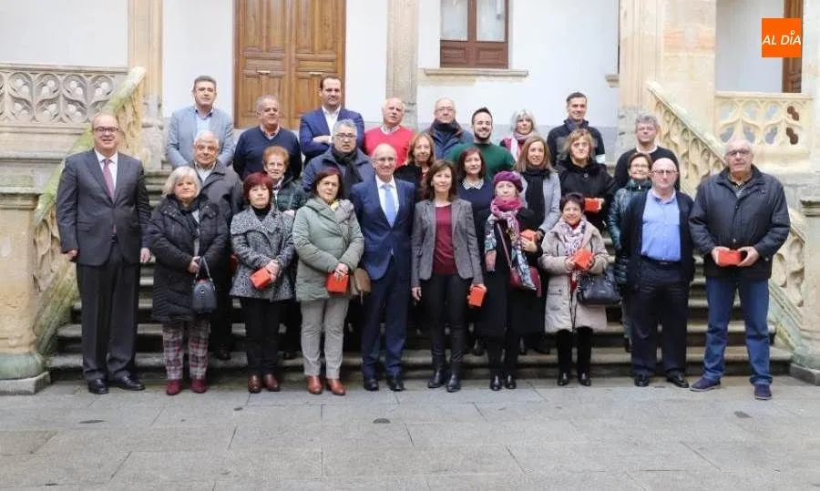 El presidente de la Diputación, Javier Iglesias, junto a otros diputados provinciales y los trabajadores de la institución que se jubilan este año. Foto de Lydia González